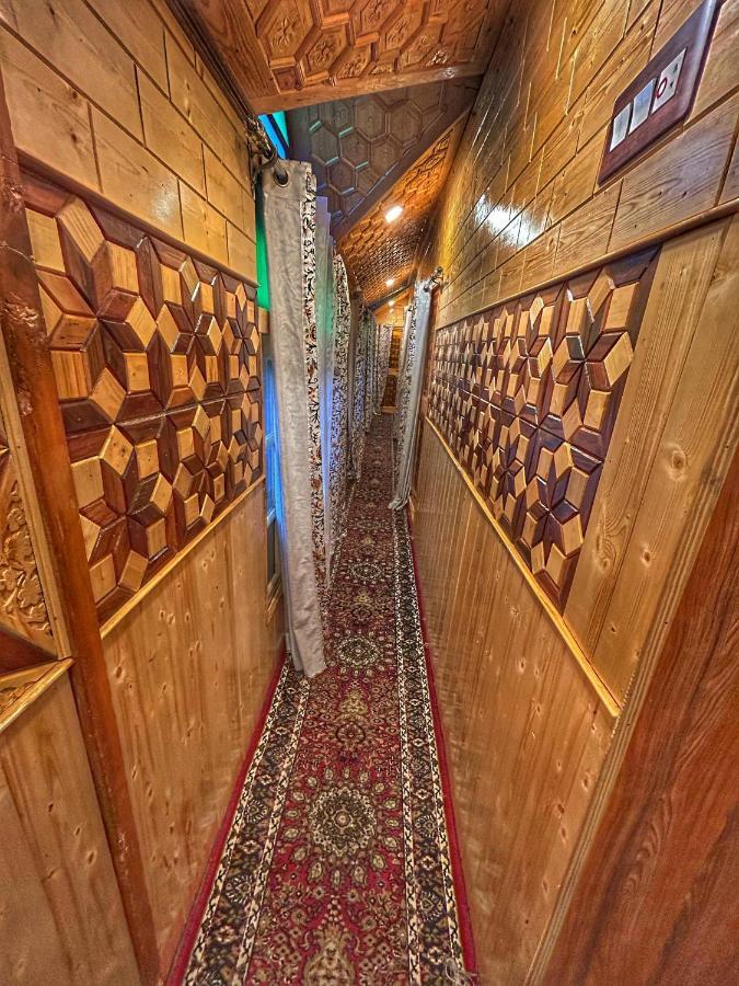 Exotic Young Shreen Houseboat Srinagar  Exterior photo