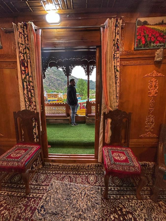 Exotic Young Shreen Houseboat Srinagar  Exterior photo