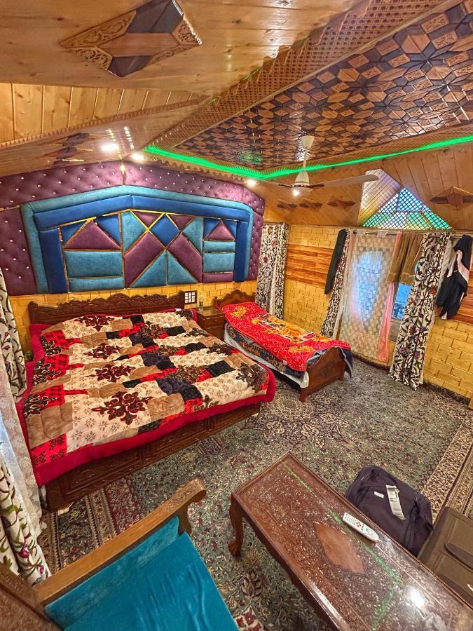 Exotic Young Shreen Houseboat Srinagar  Exterior photo